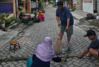 Warga Perumahan Pangeranan Asri, Kabupaten Bangkalan, bergotong royong membersihkan lingkungan dalam kegiatan kerja bakti, Minggu (18/1/2026).