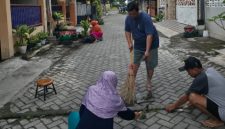 Warga Perumahan Pangeranan Asri, Kabupaten Bangkalan, bergotong royong membersihkan lingkungan dalam kegiatan kerja bakti, Minggu (18/1/2026).