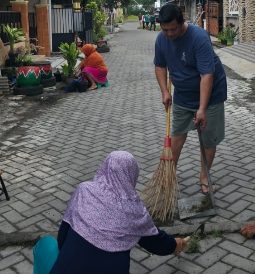 Warga Pangeranan Asri Gelar Kerja Bakti, Dukung Program Bangkalan Bherse Onggu