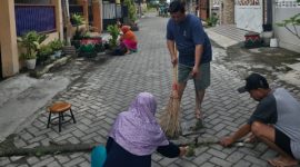 Warga Perumahan Pangeranan Asri, Kabupaten Bangkalan, bergotong royong membersihkan lingkungan dalam kegiatan kerja bakti, Minggu (18/1/2026).