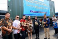 Bupati Banyuwangi Ipuk Fiestiandani melepas ekspor ikan kalengan PT Pasifik Harvest di Kecamatan Muncar, Banyuwangi, April 2025.