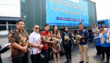 Bupati Banyuwangi Ipuk Fiestiandani melepas ekspor ikan kalengan PT Pasifik Harvest di Kecamatan Muncar, Banyuwangi, April 2025.