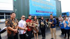 Bupati Banyuwangi Ipuk Fiestiandani melepas ekspor ikan kalengan PT Pasifik Harvest di Kecamatan Muncar, Banyuwangi, April 2025.