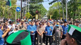 Bupati Bangkalan Lukman Hakim berdialog langsung dengan mahasiswa HMI saat aksi demonstrasi di depan Kantor Pemerintah Kabupaten Bangkalan, Senin (19/1/2026).