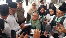 Hj. Alissa Wahid saat menyampaikan materi kepada Petugas Penyelenggara Ibadah Haji (PPIH) dalam kegiatan diklat di Asrama Haji Pondok Gede, Jakarta.