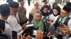 Hj. Alissa Wahid saat menyampaikan materi kepada Petugas Penyelenggara Ibadah Haji (PPIH) dalam kegiatan diklat di Asrama Haji Pondok Gede, Jakarta.