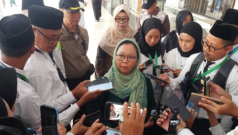 Hj. Alissa Wahid saat menyampaikan materi kepada Petugas Penyelenggara Ibadah Haji (PPIH) dalam kegiatan diklat di Asrama Haji Pondok Gede, Jakarta.
