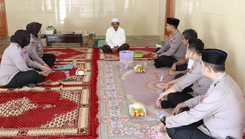 Kapolres Sumenep AKBP Anang Hardiyanto, S.I.K., saat bersilaturahmi dengan Ketua MUI Kabupaten Sumenep KH. Soleh Abdurahman di Desa Prenduan, Rabu (21/1/2026).