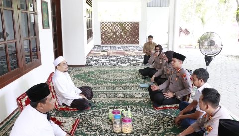 Kapolres Sumenep AKBP Anang Hardiyanto, S.I.K., saat bersilaturahmi dengan Pimpinan Ponpes Al-Amien Prenduan KH. Dr. Ahmad Fauzi Tidjani, M.A., Ph.D., di Desa Prenduan, Kecamatan Pragaan, Rabu (21/1/2026).