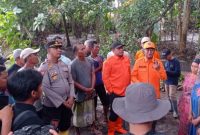 Wakil Bupati Probolinggo Fahmi AHZ didampingi Sekretaris Daerah Ugas Irwanto berdiaog dengan warga terkait rencana normalisasi sungai yang sering meluap di Desa Opo-Opo Kecamatan Krejengan. (Foto : Kominfo)