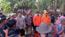 Wakil Bupati Probolinggo Fahmi AHZ didampingi Sekretaris Daerah Ugas Irwanto berdiaog dengan warga terkait rencana normalisasi sungai yang sering meluap di Desa Opo-Opo Kecamatan Krejengan. (Foto : Kominfo)