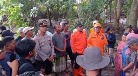 Wakil Bupati Probolinggo Fahmi AHZ didampingi Sekretaris Daerah Ugas Irwanto berdiaog dengan warga terkait rencana normalisasi sungai yang sering meluap di Desa Opo-Opo Kecamatan Krejengan. (Foto : Kominfo)