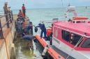 Tim SAR gabungan bersama potensi SAR mengevakuasi kru tongkang TK Indo Ocean Marine yang kandas di perairan Desa Banraas, Pulau Giliyang, Sumenep.