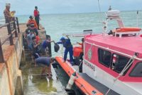 Tim SAR gabungan bersama potensi SAR mengevakuasi kru tongkang TK Indo Ocean Marine yang kandas di perairan Desa Banraas, Pulau Giliyang, Sumenep.