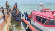 Tim SAR gabungan bersama potensi SAR mengevakuasi kru tongkang TK Indo Ocean Marine yang kandas di perairan Desa Banraas, Pulau Giliyang, Sumenep.