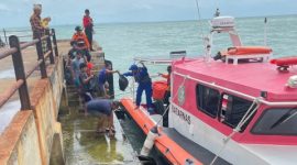 Tim SAR gabungan bersama potensi SAR mengevakuasi kru tongkang TK Indo Ocean Marine yang kandas di perairan Desa Banraas, Pulau Giliyang, Sumenep.