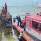 Tim SAR gabungan bersama potensi SAR mengevakuasi kru tongkang TK Indo Ocean Marine yang kandas di perairan Desa Banraas, Pulau Giliyang, Sumenep.