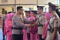 Kapolres Sumenep AKBP Anang Hardiyanto memimpin upacara serah terima jabatan sejumlah pejabat utama dan Kapolsek jajaran di Lapangan Tennes Pesat Gatra.