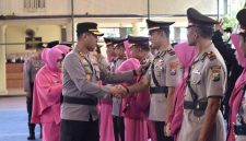 Kapolres Sumenep AKBP Anang Hardiyanto memimpin upacara serah terima jabatan sejumlah pejabat utama dan Kapolsek jajaran di Lapangan Tennes Pesat Gatra.