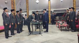 Bupati Sumenep Achmad Fauzi Wongsojudo melantik Komisioner Komisi Informasi Kabupaten Sumenep di Pendopo Keraton Sumenep.