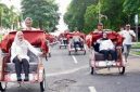 Bupati Banyuwangi Ipuk Fiestiandani bersama Wakil Ketua Yayasan GSN Nanik S Deyang usai menyerahkan becak listrik bantuan Presiden Prabowo Subianto kepada pengemudi becak lansia di Pendopo Sabha Swagata Blambangan, Sabtu (24/1/2026).