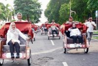 Bupati Banyuwangi Ipuk Fiestiandani bersama Wakil Ketua Yayasan GSN Nanik S Deyang usai menyerahkan becak listrik bantuan Presiden Prabowo Subianto kepada pengemudi becak lansia di Pendopo Sabha Swagata Blambangan, Sabtu (24/1/2026).