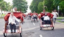 Bupati Banyuwangi Ipuk Fiestiandani bersama Wakil Ketua Yayasan GSN Nanik S Deyang usai menyerahkan becak listrik bantuan Presiden Prabowo Subianto kepada pengemudi becak lansia di Pendopo Sabha Swagata Blambangan, Sabtu (24/1/2026).