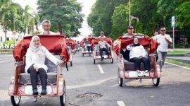 Bupati Banyuwangi Ipuk Fiestiandani bersama Wakil Ketua Yayasan GSN Nanik S Deyang usai menyerahkan becak listrik bantuan Presiden Prabowo Subianto kepada pengemudi becak lansia di Pendopo Sabha Swagata Blambangan, Sabtu (24/1/2026).