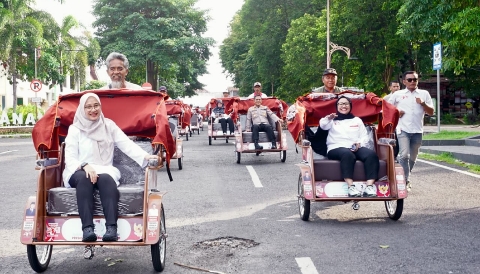 Bupati Banyuwangi Ipuk Fiestiandani bersama Wakil Ketua Yayasan GSN Nanik S Deyang usai menyerahkan becak listrik bantuan Presiden Prabowo Subianto kepada pengemudi becak lansia di Pendopo Sabha Swagata Blambangan, Sabtu (24/1/2026).