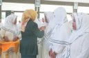 Bupati Lumajang Indah Amperawati melantik Koordinator Wilayah Majelis Sholawat At-Tsuroya di Pendopo Arya Wiraraja, Jumat (23/1/2026).