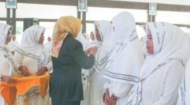 Bupati Lumajang Indah Amperawati melantik Koordinator Wilayah Majelis Sholawat At-Tsuroya di Pendopo Arya Wiraraja, Jumat (23/1/2026).