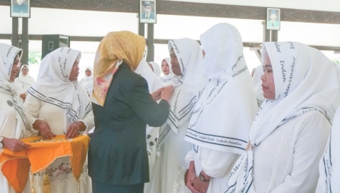 Bupati Lumajang Indah Amperawati melantik Koordinator Wilayah Majelis Sholawat At-Tsuroya di Pendopo Arya Wiraraja, Jumat (23/1/2026).