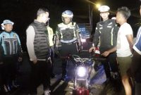 Patroli tersebut dipimpin langsung oleh Kapolres Sumenep AKBP Anang Hardiyanto, S.I.K., sebagai bentuk komitmen pimpinan dalam memastikan pelaksanaan tugas kepolisian berjalan optimal di lapangan, khususnya pada jam-jam rawan malam hingga dini hari.