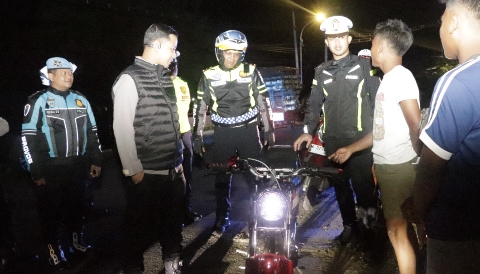 Patroli tersebut dipimpin langsung oleh Kapolres Sumenep AKBP Anang Hardiyanto, S.I.K., sebagai bentuk komitmen pimpinan dalam memastikan pelaksanaan tugas kepolisian berjalan optimal di lapangan, khususnya pada jam-jam rawan malam hingga dini hari.