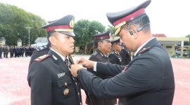 Kapolres Sumenep AKBP Anang Hardiyanto, S.I.K. memimpin upacara penganugerahan Satyalencana Pengabdian kepada 51 personel Polres Sumenep di Lapangan Tribrata, Senin (26/1/2026).