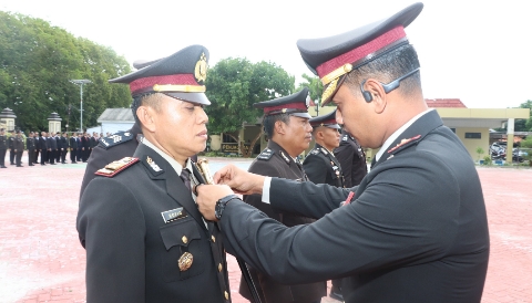 Kapolres Sumenep AKBP Anang Hardiyanto, S.I.K. memimpin upacara penganugerahan Satyalencana Pengabdian kepada 51 personel Polres Sumenep di Lapangan Tribrata, Senin (26/1/2026).
