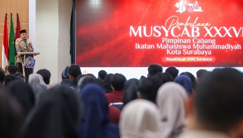 Wali Kota Surabaya Eri Cahyadi menghadiri Musyawarah Cabang Ke-XXXVI Ikatan Mahasiswa Muhammadiyah (IMM) Kota Surabaya di Gedung Rektorat UMSURA, Sabtu (24/1/2026).