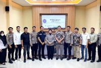Kabag SDM Polres Sumenep Kompol Widiarti S., S.H. didampingi dosen pembimbing dan mahasiswa Fakultas Hukum Universitas Wiraraja saat penutupan PKL di Ruang Vidcon Polres Sumenep, Senin (26/1/2026).