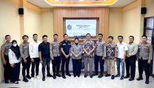 Kabag SDM Polres Sumenep Kompol Widiarti S., S.H. didampingi dosen pembimbing dan mahasiswa Fakultas Hukum Universitas Wiraraja saat penutupan PKL di Ruang Vidcon Polres Sumenep, Senin (26/1/2026).