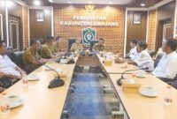 Bupati Lumajang bersama Wakil Bupati menerima audiensi perwakilan penjaga sekolah jenjang SD dan SMP di Ruang Mahameru Kantor Bupati Lumajang, Senin (26/1/2026).