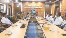 Bupati Lumajang bersama Wakil Bupati menerima audiensi perwakilan penjaga sekolah jenjang SD dan SMP di Ruang Mahameru Kantor Bupati Lumajang, Senin (26/1/2026).