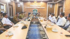 Bupati Lumajang bersama Wakil Bupati menerima audiensi perwakilan penjaga sekolah jenjang SD dan SMP di Ruang Mahameru Kantor Bupati Lumajang, Senin (26/1/2026).