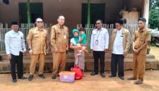 Kepala Dinas Sosial Kabupaten Sumenep, Rahman Riadi, saat memberikan keterangan terkait penyaluran bantuan dan pengusulan dua janda miskin di Desa Bunbarat agar masuk Data Terpadu Kesejahteraan Sosial (DTKS).