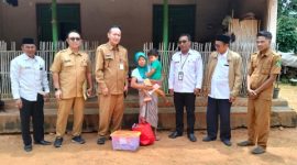 Kepala Dinas Sosial Kabupaten Sumenep, Rahman Riadi, saat memberikan keterangan terkait penyaluran bantuan dan pengusulan dua janda miskin di Desa Bunbarat agar masuk Data Terpadu Kesejahteraan Sosial (DTKS).