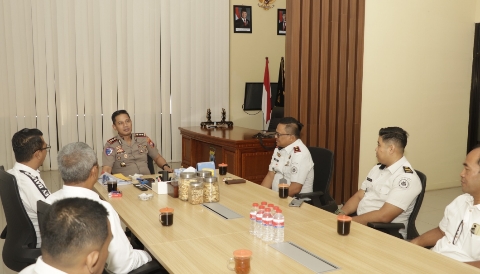 Kapolres Sumenep AKBP Anang Hardiyanto.,S.I.K menerima kunjungan silaturahmi Kepala Rumah Tahanan Negara (Karutan) Kelas IIB Sumenep di ruang kerja Kapolres Sumenep.