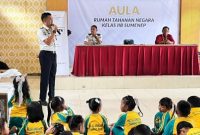 Anak-anak TK Al-Amanah Campor Barat menyaksikan langsung proses pelatihan membatik yang dilakukan warga binaan di Rutan Sumenep, Senin (26/01/2026).