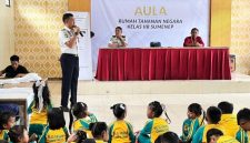 Anak-anak TK Al-Amanah Campor Barat menyaksikan langsung proses pelatihan membatik yang dilakukan warga binaan di Rutan Sumenep, Senin (26/01/2026).