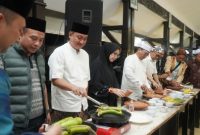 Bupati Lumajang Indah Amperawati mengikuti kegiatan ngeliwet bersama para gus pesantren dan Forkopimda di Pendopo Arya Wiraraja, Senin (26/1/2026) malam.