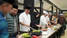 Bupati Lumajang Indah Amperawati mengikuti kegiatan ngeliwet bersama para gus pesantren dan Forkopimda di Pendopo Arya Wiraraja, Senin (26/1/2026) malam.