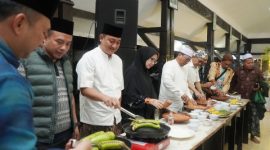 Bupati Lumajang Indah Amperawati mengikuti kegiatan ngeliwet bersama para gus pesantren dan Forkopimda di Pendopo Arya Wiraraja, Senin (26/1/2026) malam.